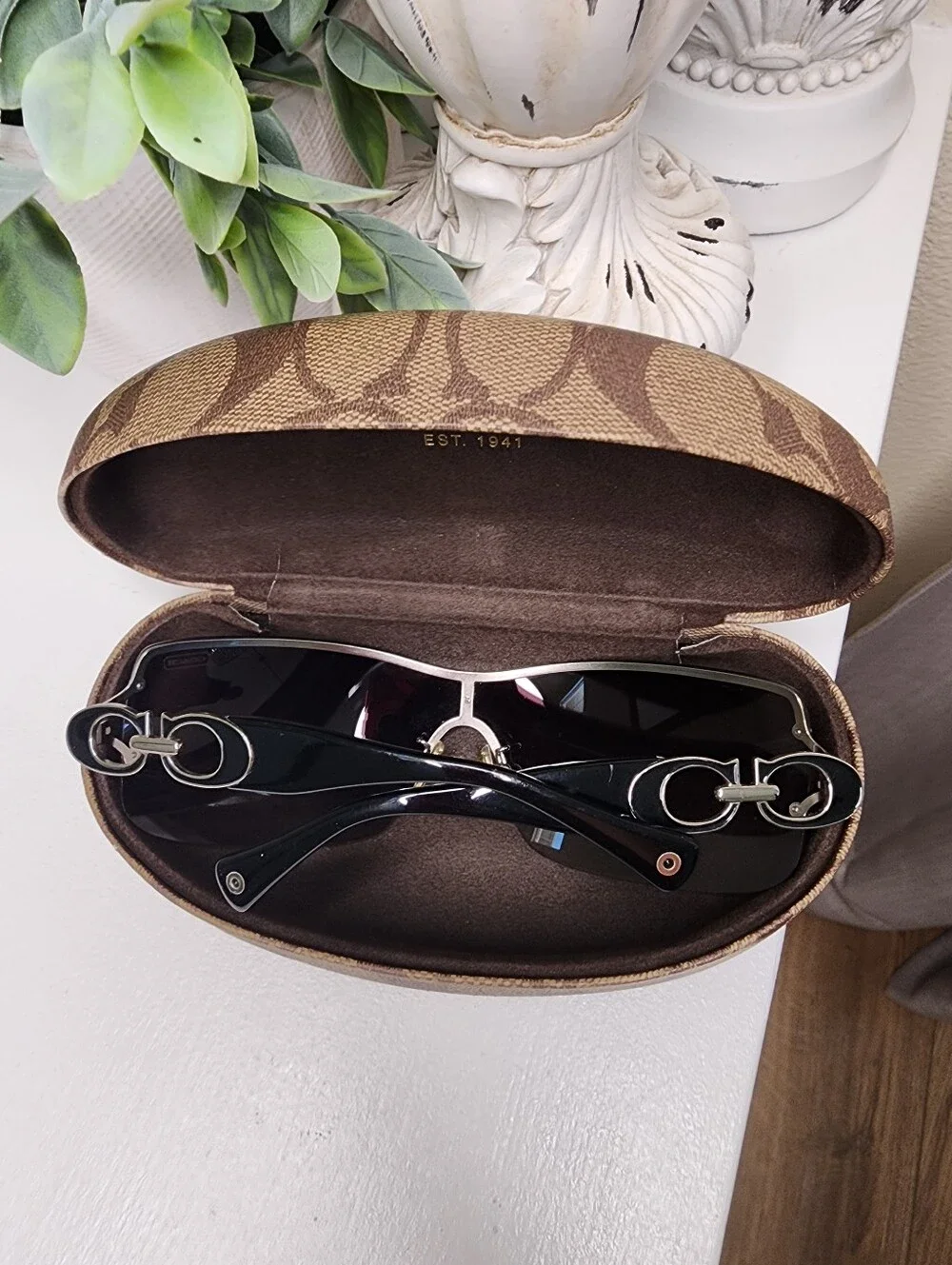 Coach Women's Black Gradient Sunglasses with Signature Case HC 7018 NOELLE